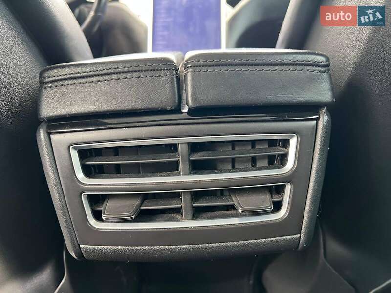 Ліфтбек Tesla Model S 2015 в Львові