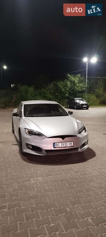 Ліфтбек Tesla Model S 2014 в Львові