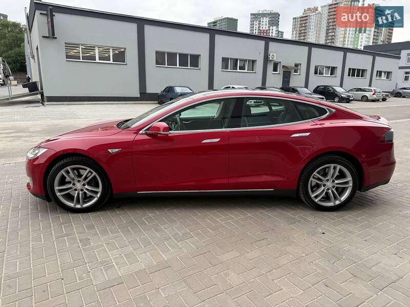 Лифтбек Tesla Model S 2013 в 