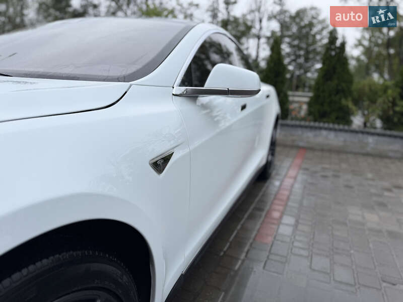 Лифтбек Tesla Model S 2016 в Виннице