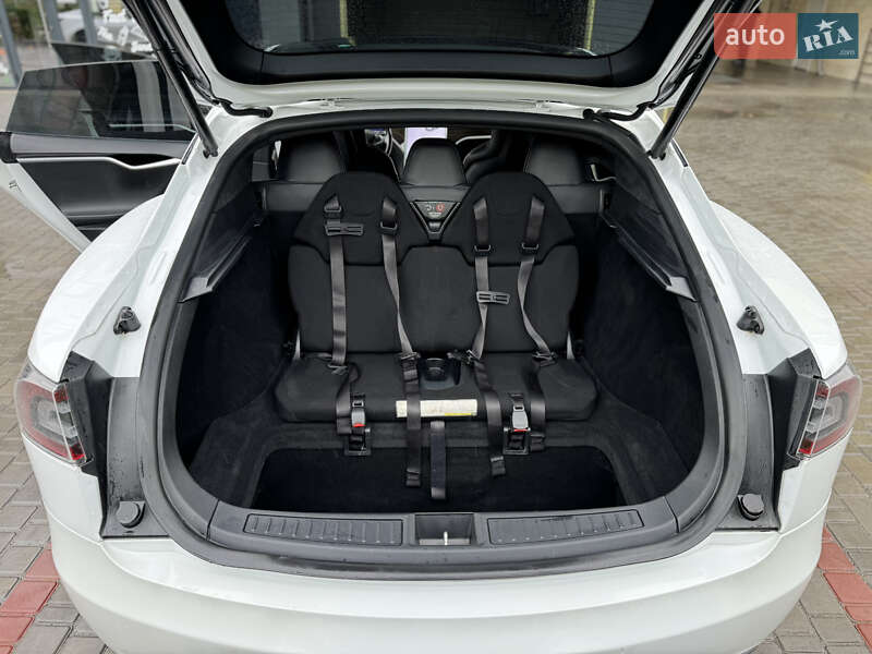Лифтбек Tesla Model S 2016 в Виннице