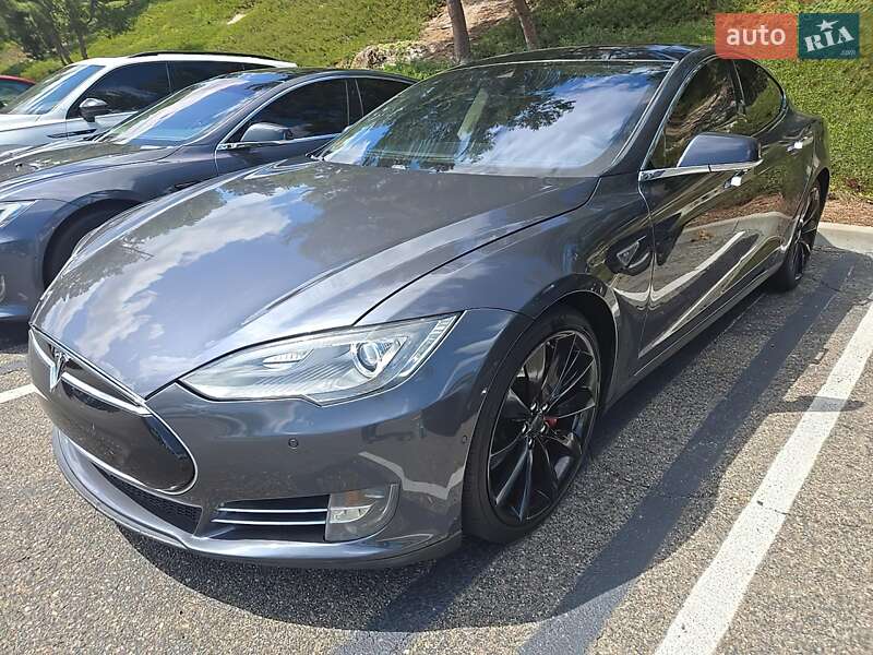 Лифтбек Tesla Model S 2015 в 