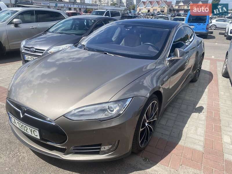 Ліфтбек Tesla Model S 2016 в Черкасах