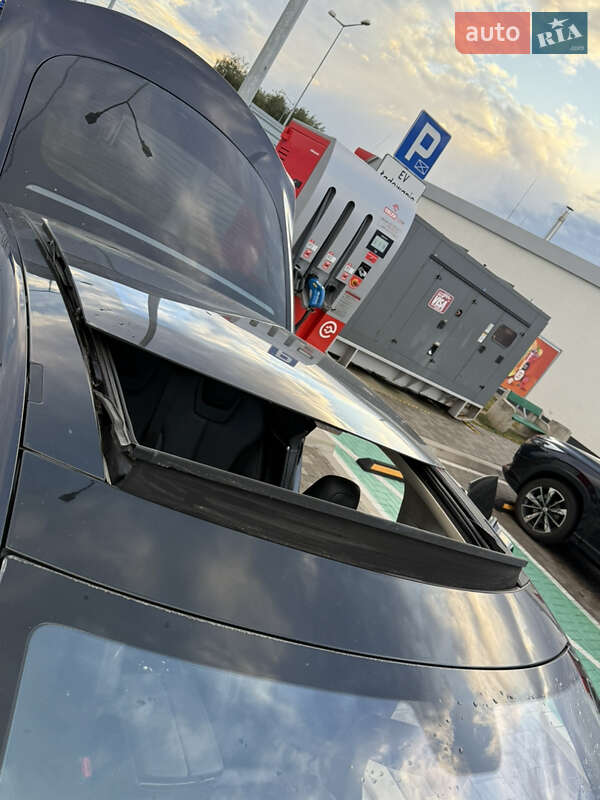 Ліфтбек Tesla Model S 2013 в Львові