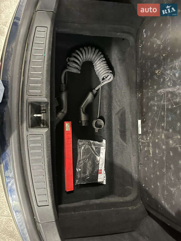 Ліфтбек Tesla Model S 2013 в Львові
