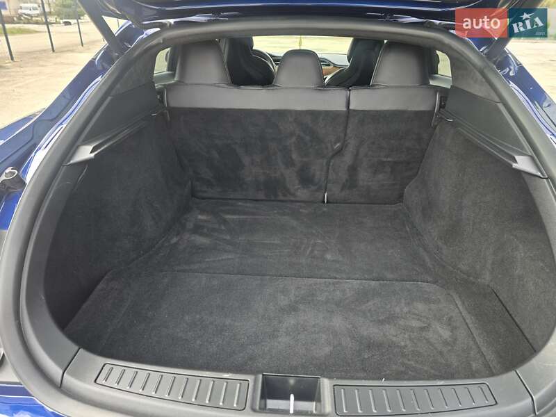Ліфтбек Tesla Model S 2017 в Тисмениці