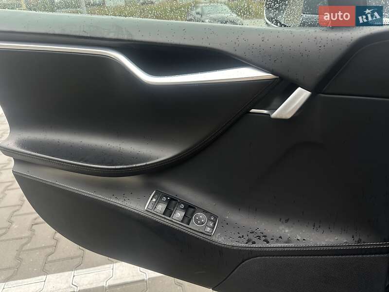 Ліфтбек Tesla Model S 2016 в Києві