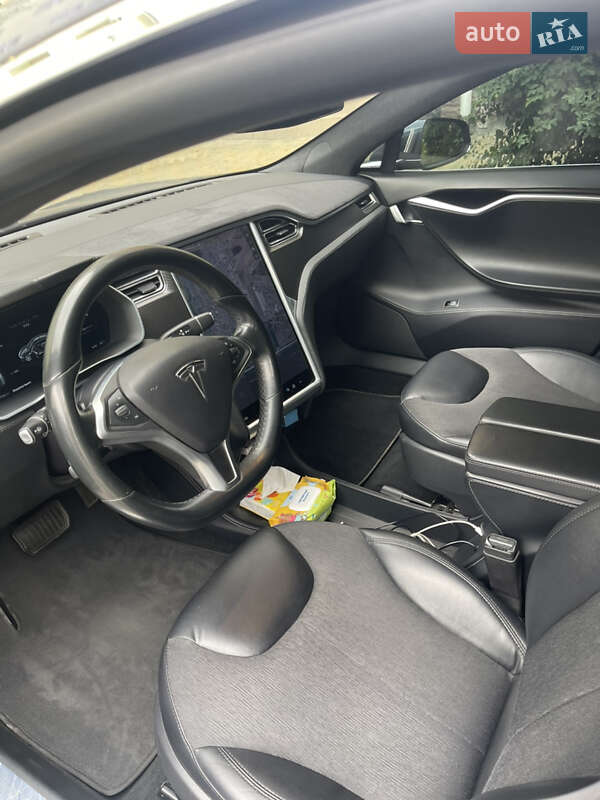 Лифтбек Tesla Model S 2016 в Киеве