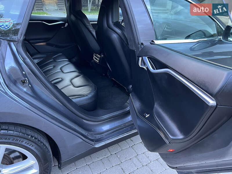 Ліфтбек Tesla Model S 2016 в Чернівцях