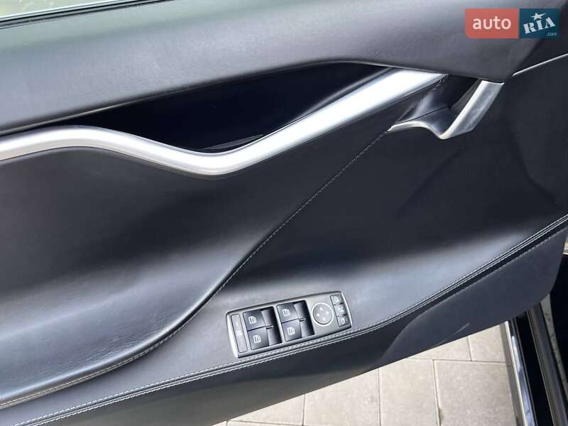 Лифтбек Tesla Model S 2016 в Луцке