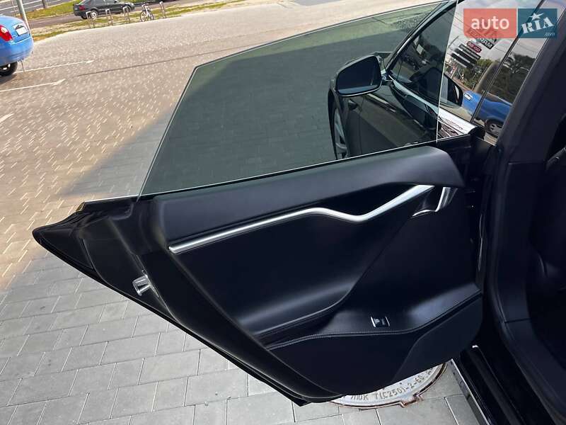 Лифтбек Tesla Model S 2016 в Луцке