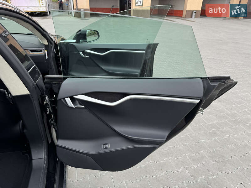 Лифтбек Tesla Model S 2017 в Ирпене
