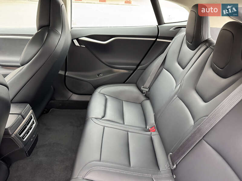 Лифтбек Tesla Model S 2017 в Ирпене