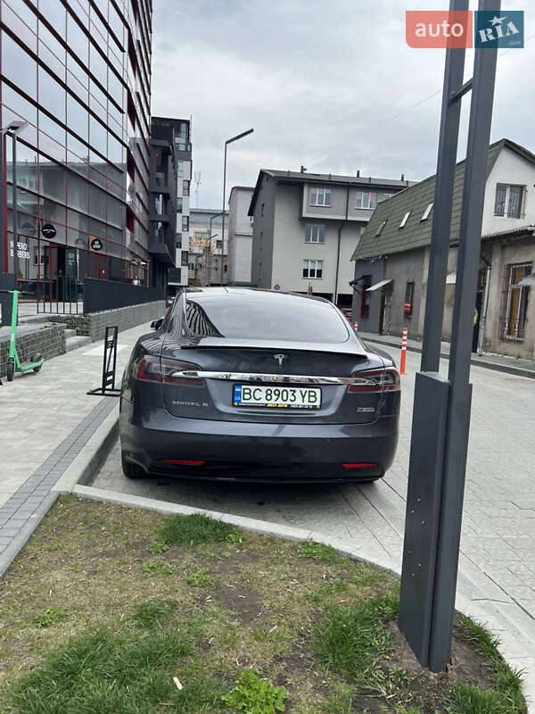Лифтбек Tesla Model S 2016 в Львове