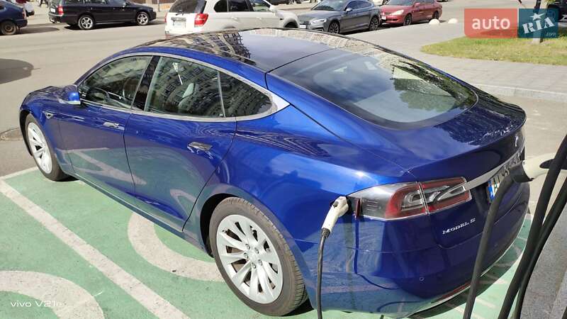 Ліфтбек Tesla Model S 2016 в Києві