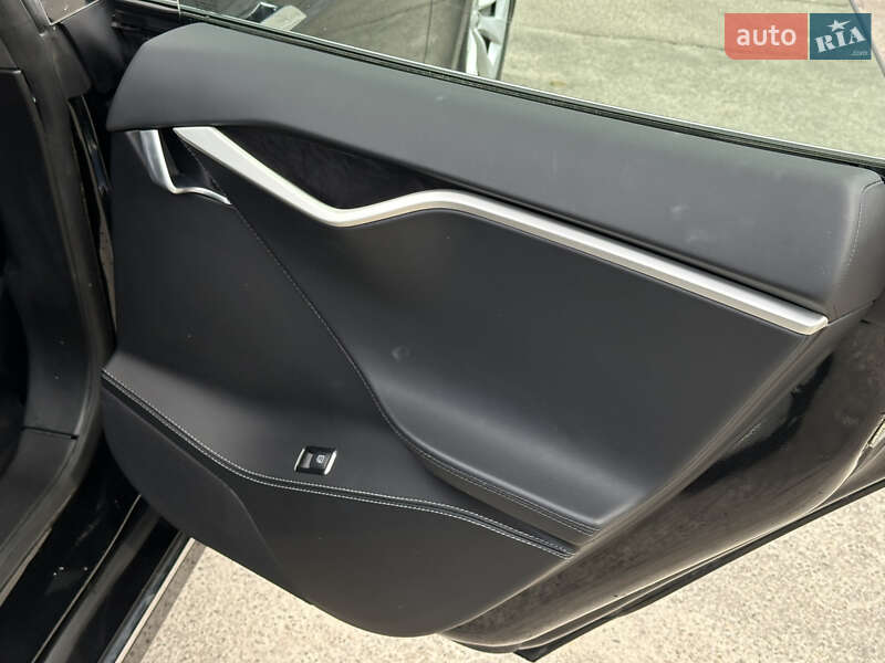Лифтбек Tesla Model S 2018 в Киеве