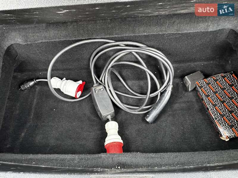 Лифтбек Tesla Model S 2015 в Киеве
