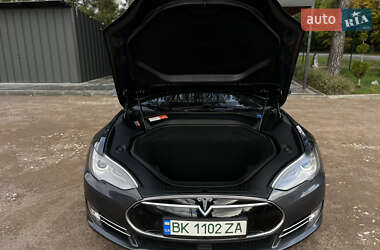 Лифтбек Tesla Model S 2015 в 