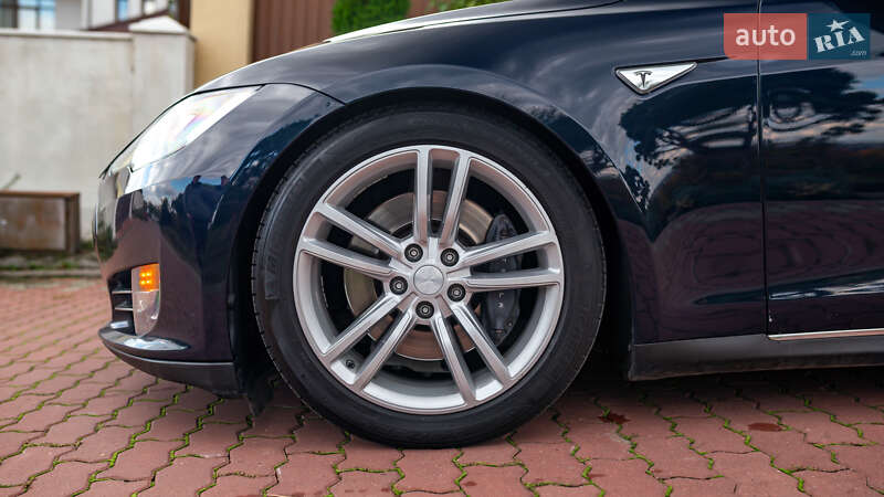 Ліфтбек Tesla Model S 2013 в Чернівцях