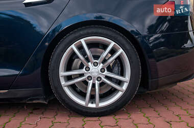 Лифтбек Tesla Model S 2013 в 