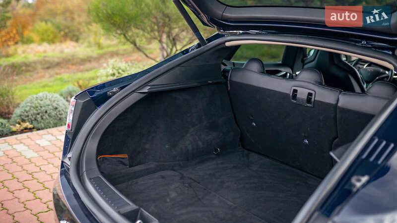 Ліфтбек Tesla Model S 2013 в Чернівцях