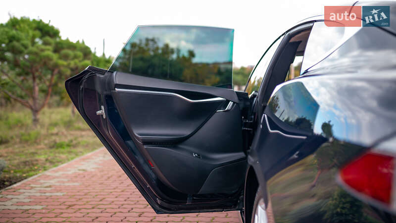Ліфтбек Tesla Model S 2013 в Чернівцях