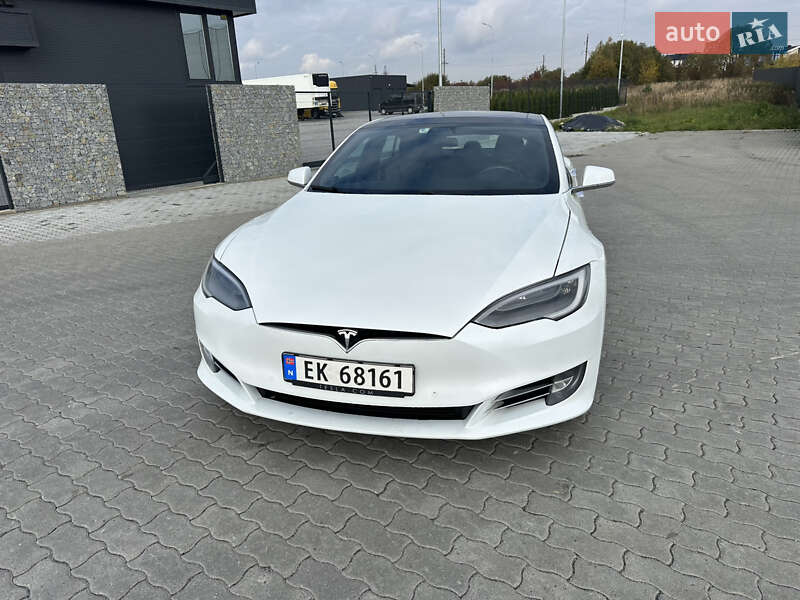 Ліфтбек Tesla Model S 2018 в Львові