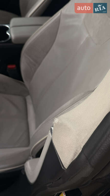 Лифтбек Tesla Model S 2014 в Нововолынске