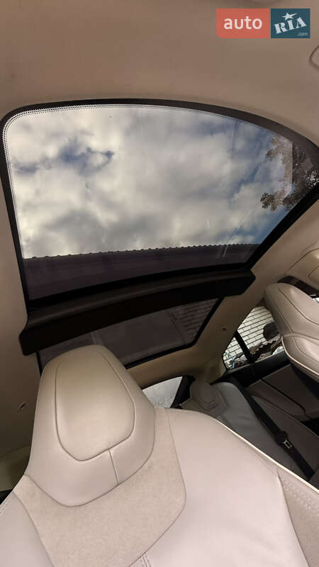 Лифтбек Tesla Model S 2014 в Нововолынске