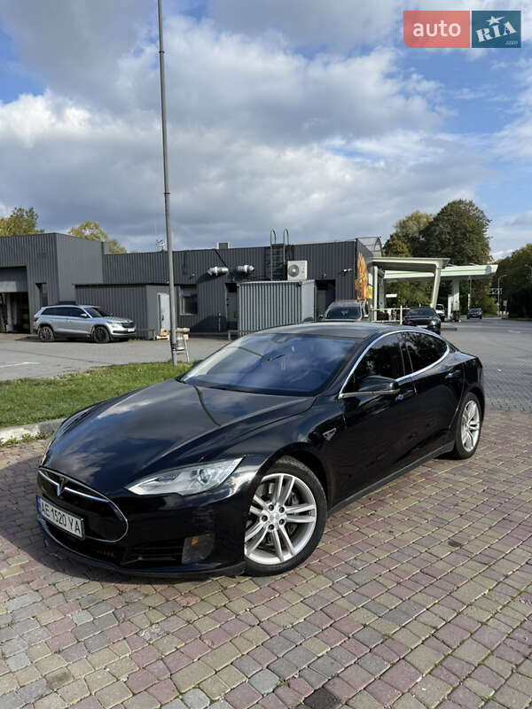 Ліфтбек Tesla Model S 2015 в Калуші
