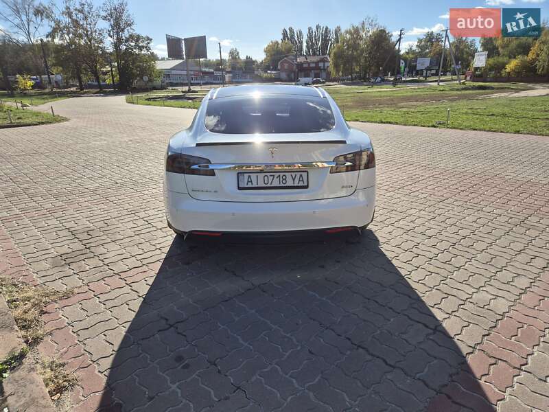 Лифтбек Tesla Model S 2015 в Киеве
