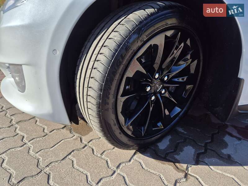 Лифтбек Tesla Model S 2015 в Киеве