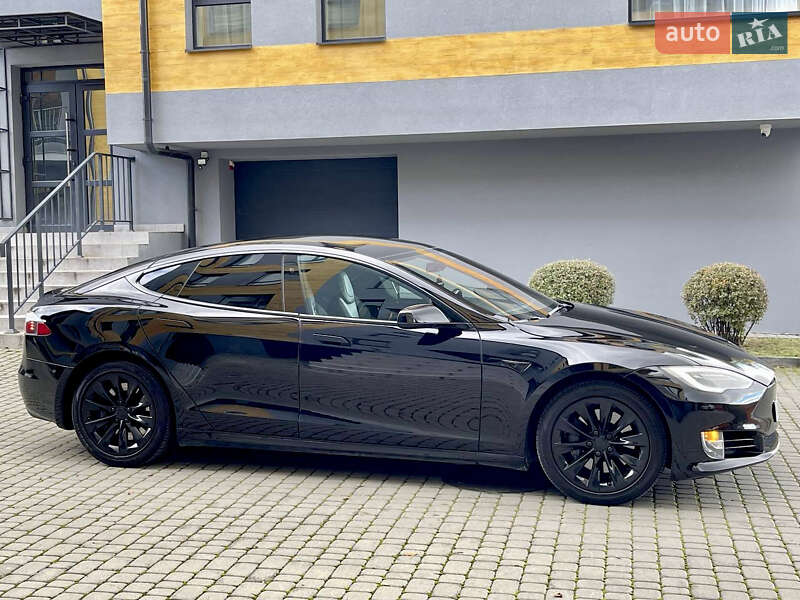 Лифтбек Tesla Model S 2018 в Львове