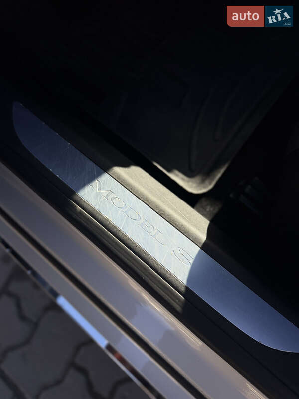 Ліфтбек Tesla Model S 2017 в Радехові