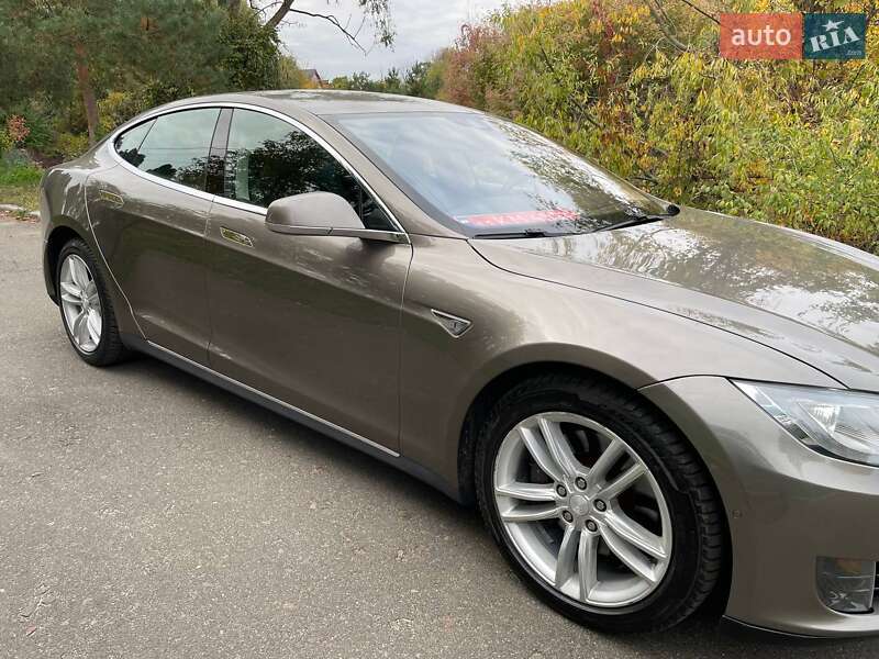 Ліфтбек Tesla Model S 2015 в Києві