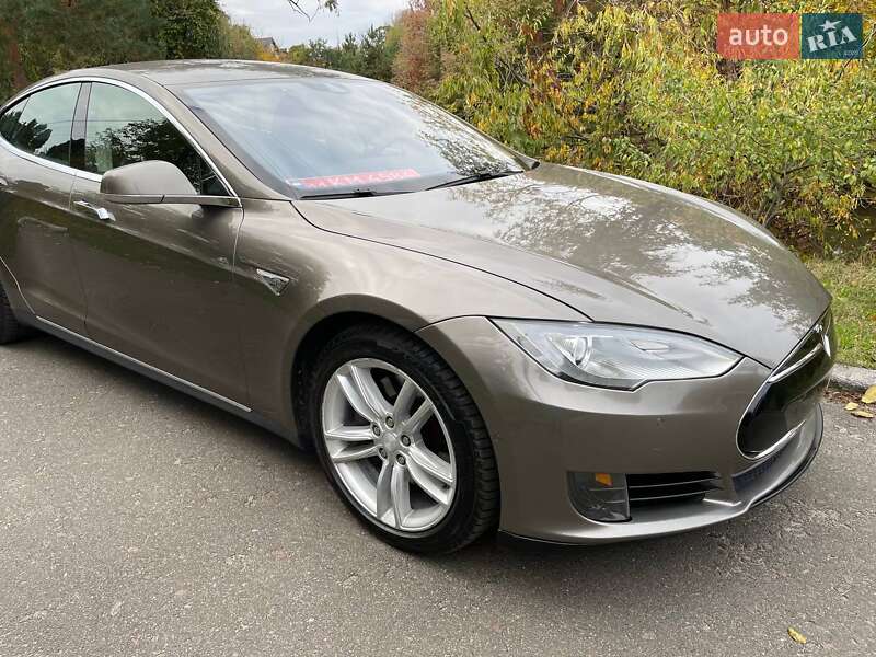 Tesla Model S 2015