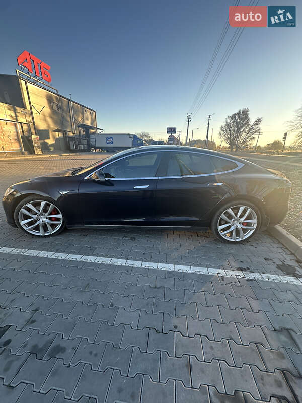 Лифтбек Tesla Model S 2015 в Черновцах