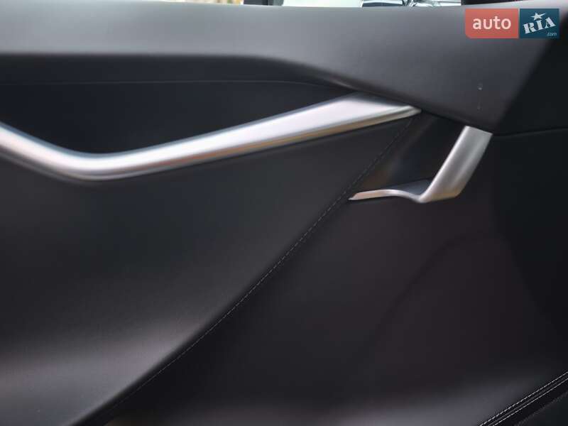 Лифтбек Tesla Model S 2017 в Киеве