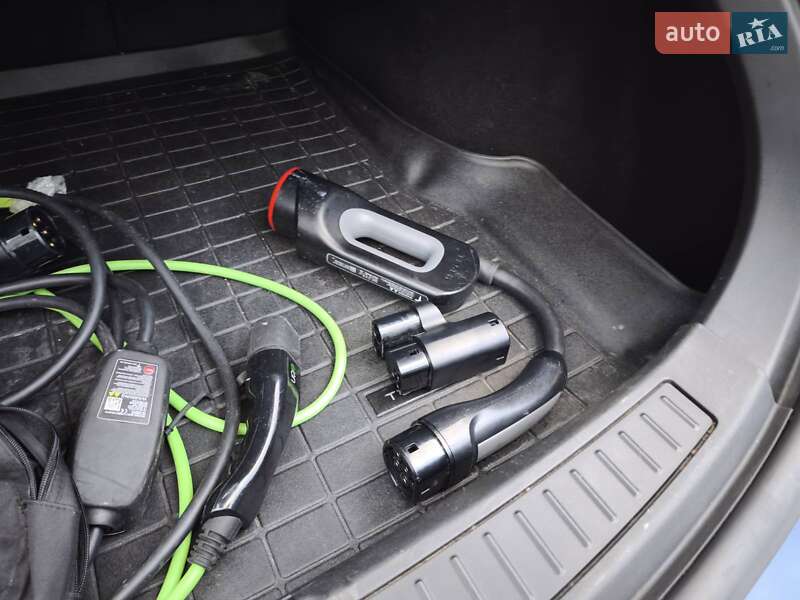 Лифтбек Tesla Model S 2017 в Киеве