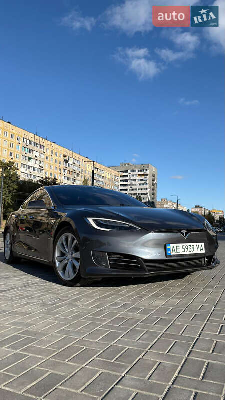 Ліфтбек Tesla Model S 2015 в  фото Ліфтбек Tesla Model S 2015 в