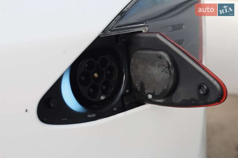Лифтбек Tesla Model S 2019 в Киеве фото 19 Лифтбек Tesla Model S 2019 в Киеве