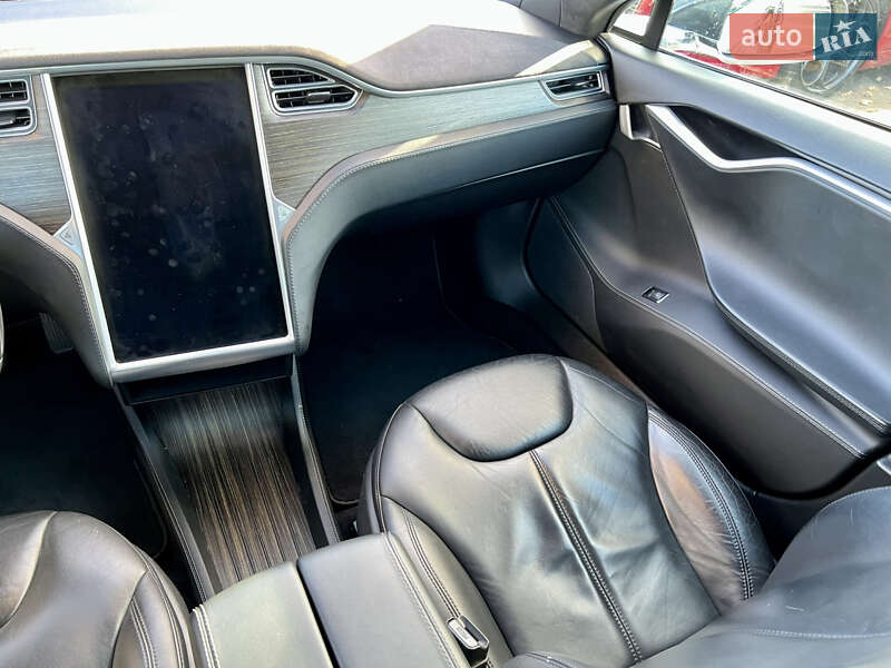 Ліфтбек Tesla Model S 2015 в Києві фото 31 Ліфтбек Tesla Model S 2015 в Києві