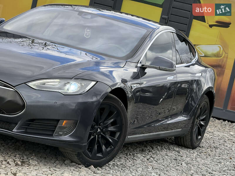 Ліфтбек Tesla Model S 2015 в Стрию