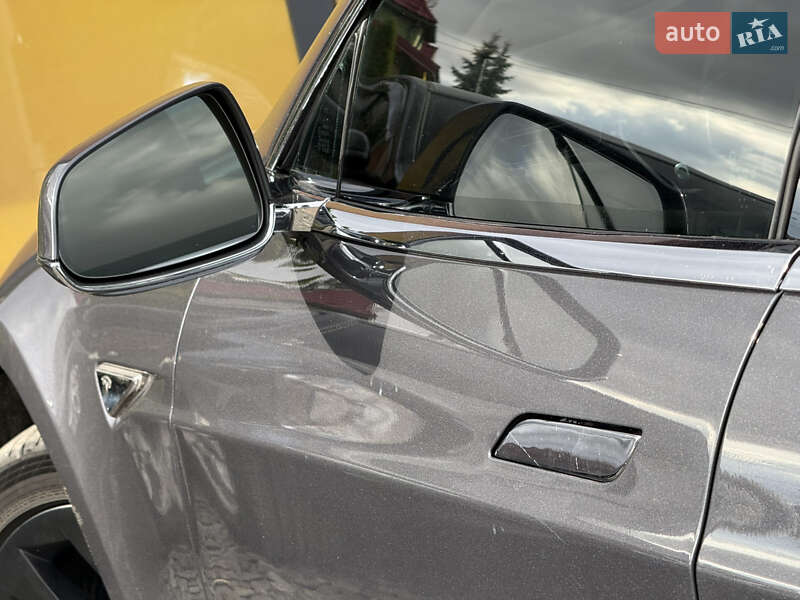 Ліфтбек Tesla Model S 2015 в Стрию