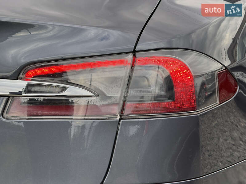 Ліфтбек Tesla Model S 2015 в Стрию