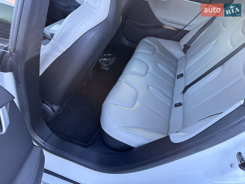 Ліфтбек Tesla Model S 2016 в Івано-Франківську