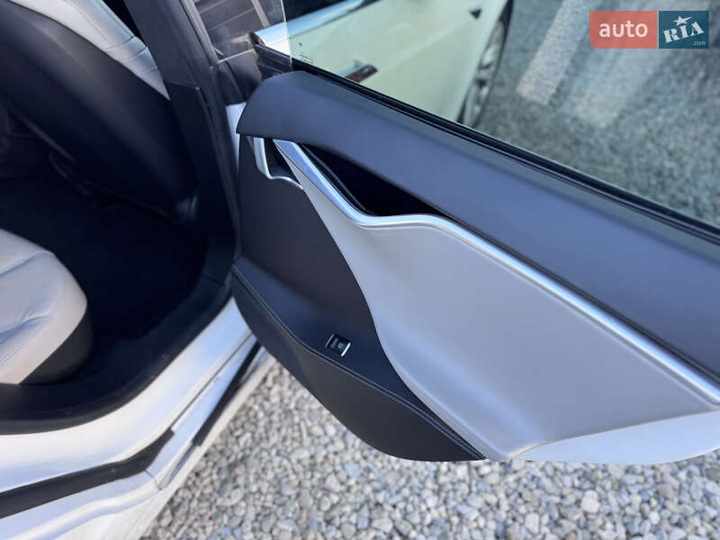 Ліфтбек Tesla Model S 2016 в Івано-Франківську