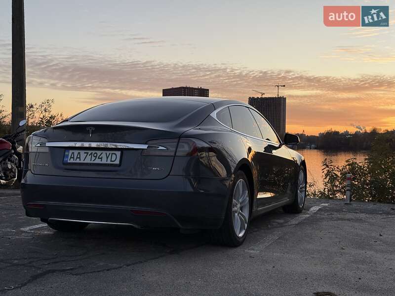 Ліфтбек Tesla Model S 2015 в Києві