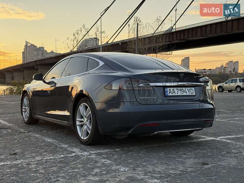 Ліфтбек Tesla Model S 2015 в Києві