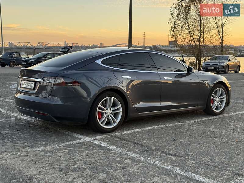 Ліфтбек Tesla Model S 2015 в Києві